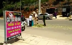 Video: Cảnh sát xắn tay giúp dân gom đồ giữa trời nắng nóng