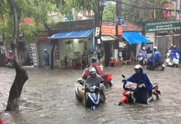Phố cổ Hà Nội 'chìm' trong biển nước