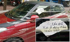 Xe ô tô bị dán băng keo cùng dòng chữ 'lần sau đỗ xe ở đây đừng trách tao'