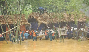 Xem diễn tập ứng phó lụt bão: 3 người bị thương, hỏng 5 ô tô