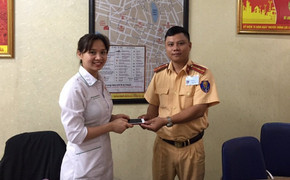 Nhận được điện thoại đánh rơi, nữ y tá viết thư cảm ơn Công an Hà Nội