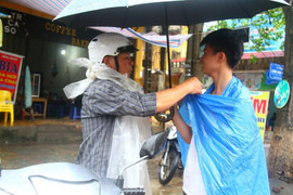 Video: Mưa lớn trong ngày thứ 2 kỳ thi THPT quốc gia 2017, Thái Nguyên chìm trong 'biển nước'