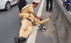 CSGT bám đầu container bị tài xế đánh lái hất văng xuống đường