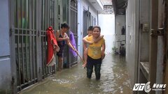 Người dân Hà Nội khốn khổ sống cảnh ngập lụt trong nước thải hôi thối sau bão số 2