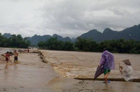 Dẫn thầy cúng qua sông thăm mộ, 2 người bị lũ cuốn trôi