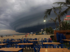 Video: Đám mây khổng lồ hình thù kỳ lạ xuất hiện tại bãi biển Sầm Sơn