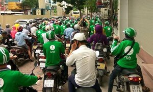 Hàng trăm lái xe GrabBike tụ tập gây ùn tắc cả tuyến phố ở Hà Nội