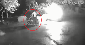 Video: Nghi vấn mâu thuẫn làm ăn, ném bom xăng đốt máy xúc trong đêm