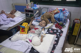 Bé trai mất đi đôi chân trong vụ sạt lở đá ở Sơn La giờ ra sao?