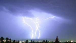 Đang dắt trâu về nhà, một phụ nữ bị sét đánh chết