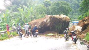 Nổ mìn phá khối đá lớn chắn ngang quốc lộ ở Thanh Hóa