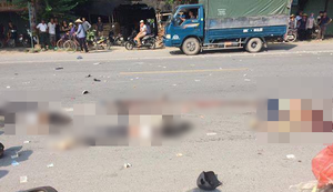 Bị cuốn vào gầm xe tải sau cú va chạm mạnh, 3 người chết tại chỗ