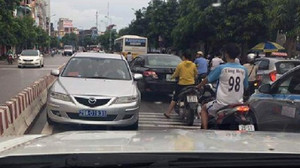 Yêu cầu xử lý ô tô biển xanh đi ngược chiều trên phố Hà Nội