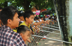 Biển người ùn ùn đổ về công viên Thủ Lệ trong ngày Quốc khánh Việt Nam