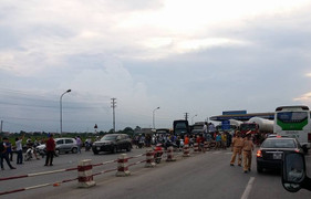 Nhiều tài xế dùng tiền lẻ phản đối trạm BOT trên quốc lộ 5 gây ùn tắc cục bộ