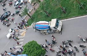 Cô gái đi xe đạp chết thảm dưới bánh xe bồn