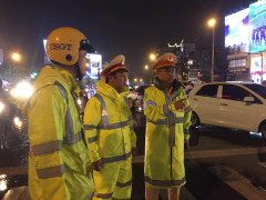 Bão số 10 hoành hành: Hà Nội huy động 100% CSGT ứng trực giúp dân