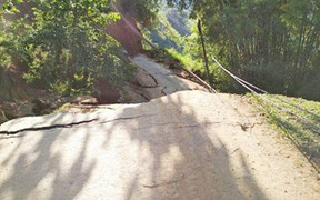 Sạt lở đường độc đạo, huyện miền núi Yên Bái bị cô lập hoàn toàn