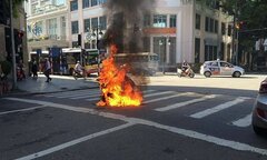Xe máy đang chạy bốc cháy dữ dội trên phố Hà Nội