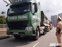 Bị CSGT Hà Nội dừng xe kiểm tra, tài xế xe tải cố thủ trên xe 30 phút