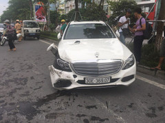 Tài xế Mercedes tông liên hoàn trên phố Xã Đàn rồi 'cố thủ' trong xe