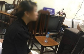 Được công an triệu tập, cô gái bị lột đồ trên phố Hàng Mã nói gì?