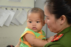 Đưa bé trai 7 tháng tuổi bị bỏ rơi trong nhà nghỉ vào trung tâm bảo trợ xã hội