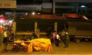 Côn đồ cầm dao đâm thiếu niên gục tại chợ hoa Quảng An