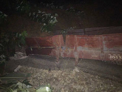 Sạt lở đất đá ở Yên Bái: Đoàn tàu đang chờ bốc hàng bị vùi lấp