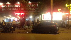 Tài xế ô tô say rượu tông hàng loạt xe đỗ trên vỉa hè Hà Nội
