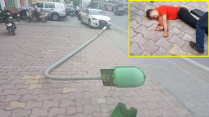Đang đi trên vỉa hè, nam thanh niên bị cột đèn đổ trúng đầu