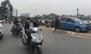 Đi tập thể dục, phát hiện xác chết nổi trên mặt hồ