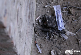 Ảnh: La liệt kim tiêm dính máu trong biệt thự bỏ hoang ở Hà Nội