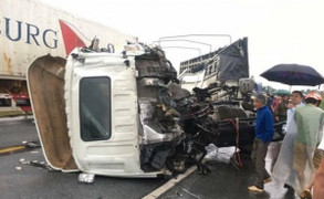 Ba ô tô tông nhau trên cao tốc Nội Bài – Lào Cai, 2 cha con thương vong