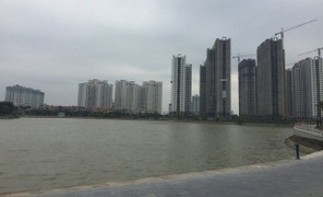 Thi thể người phụ nữ nổi trên mặt hồ ở Hà Nội