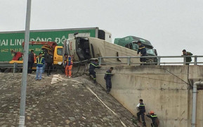 Xe đầu kéo tông đổ xe khách, 4 người thương nặng