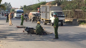 Xe tải lấn làn tông chết người phụ nữ đi xe máy ở Hà Nội