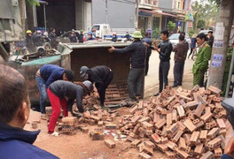 Xe công nông chở gạch lật đổ, đè 2 bà cháu thương vong