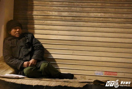 Ảnh: Người vô gia cư co ro trong đêm lạnh ‘cắt da cắt thịt’ ở Hà Nội