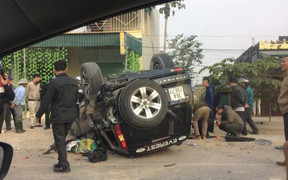 Ô tô phóng nhanh đâm thẳng vào 2 xe máy rồi lật ngửa, 4 người thương vong