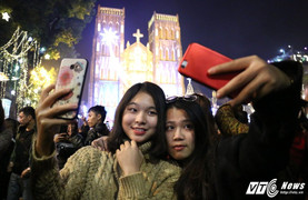 Ảnh: Giới trẻ Hà Thành khoe sắc trên phố trong đêm Giáng sinh 2017