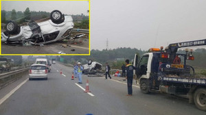 Xe Fortuner chở 6 người lật trên cao tốc Nội Bài - Lào Cai