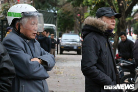 Nhiệt độ giảm sâu đột ngột, người Hà Nội không kịp trở tay, co ro trong giá lạnh