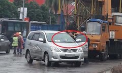 Thực hư thanh sắt rơi từ đường sắt trên cao đâm thủng kính ô tô