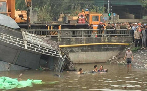 Tài xế vượt đèn đỏ gây tai nạn khiến xe tải lao xuống kênh, 1 người thiệt mạng