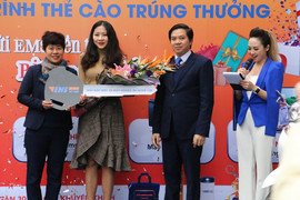 Khách nhận xe máy SH mode từ chương trình 'Gửi EMS liền tay, rinh ngay quà tặng'