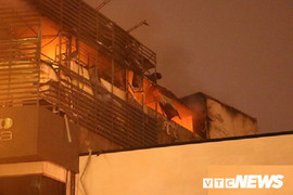 Lửa cháy ngùn ngụt, thiêu rụi công ty bán rèm trên phố Trần Duy Hưng