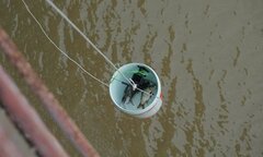 Thanh niên Hà thành kêu gọi 'Thả cá đừng thả túi nilon'