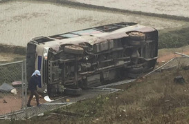 Xe khách đâm dải phân cách rồi lật nghiêng trên cao tốc, tài xế cùng phụ xe thương nặng