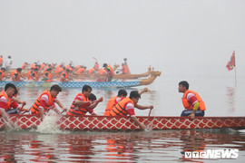 Ảnh: Hàng nghìn người đội mưa xem bơi chải thuyền rồng ở Hồ Tây